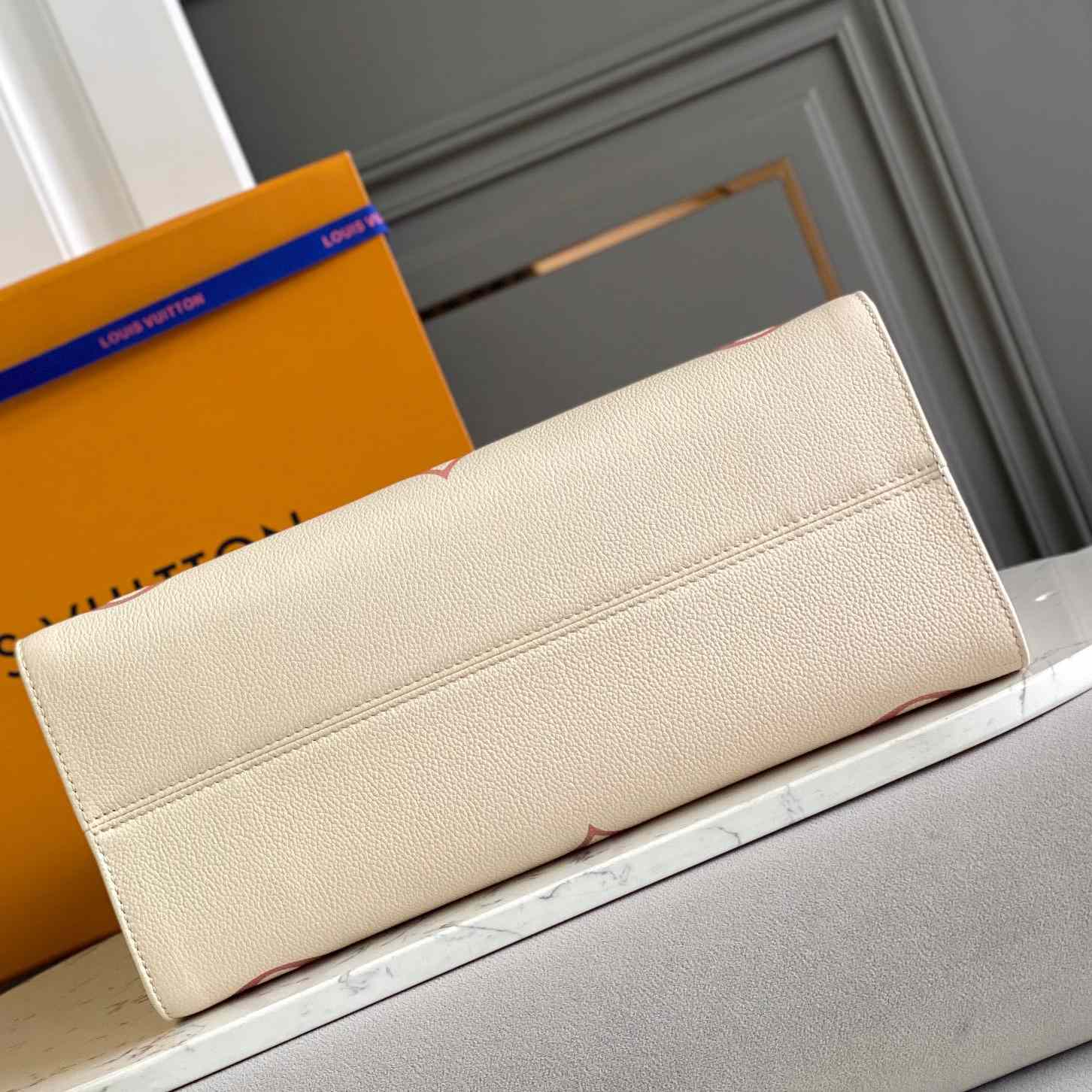 Louis Vuitton OnTheGo MM (35x27x14CM)  M21575 - DopestKickz