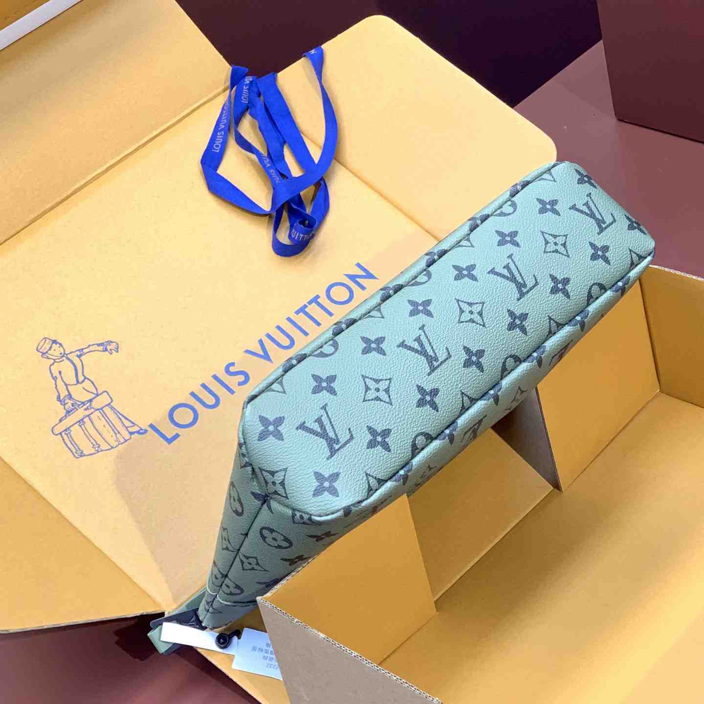 Louis Vuitton Pochette Voyage Souple (32 x 21 x 8cm)M82800 - DopestKickz