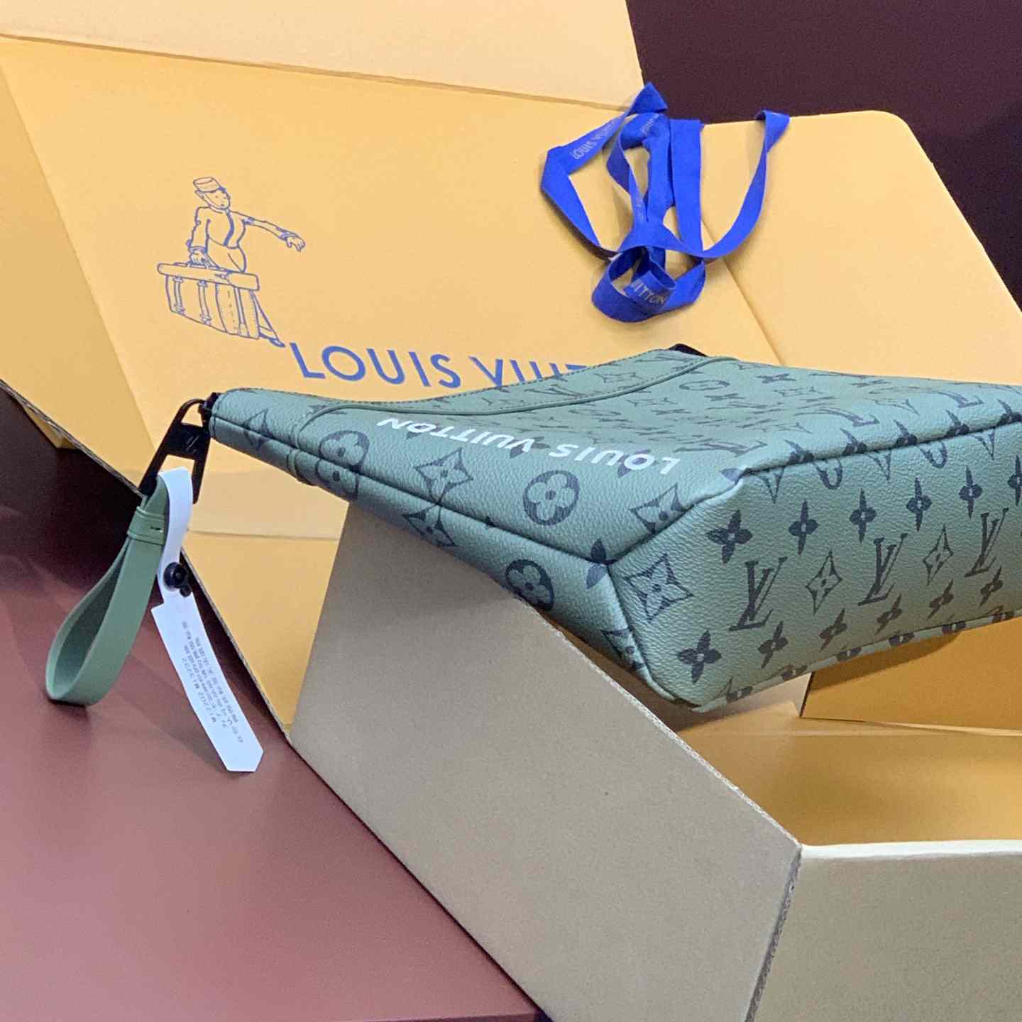 Louis Vuitton Pochette Voyage Souple (32 x 21 x 8cm)M82800 - DopestKickz