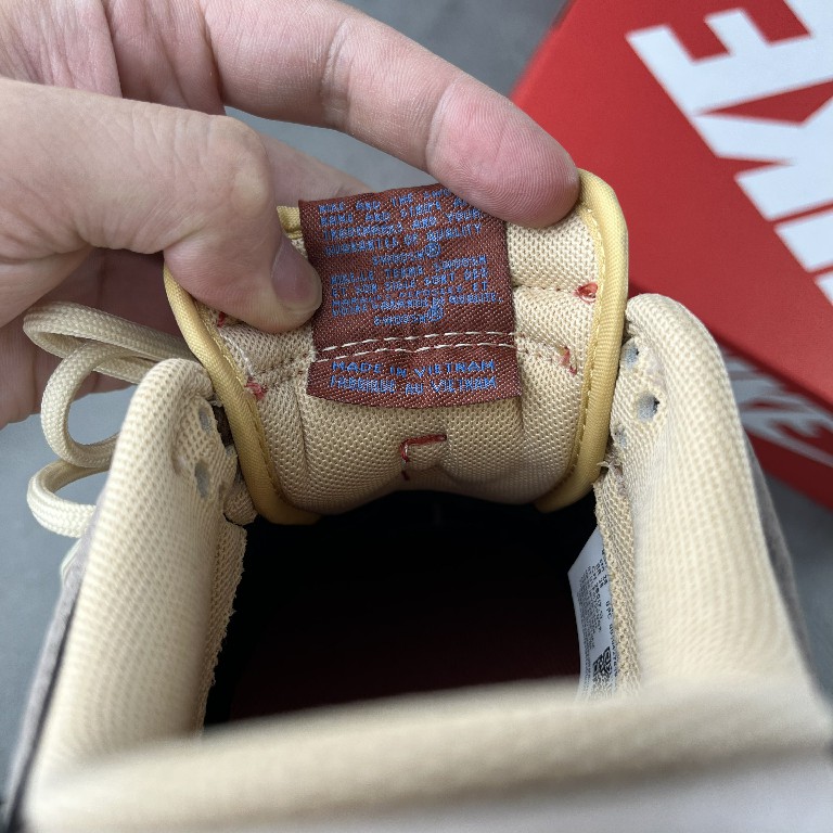 Nike Dunk Low  Sneaker    DR9704-200 - DopestKickz