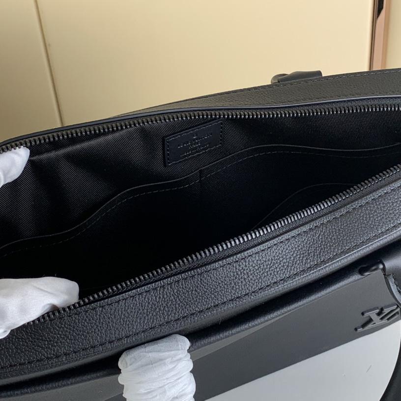 Louis Vuitton Pilot Briefcase (39 x 29 x 6cm)  M23778 - DopestKickz