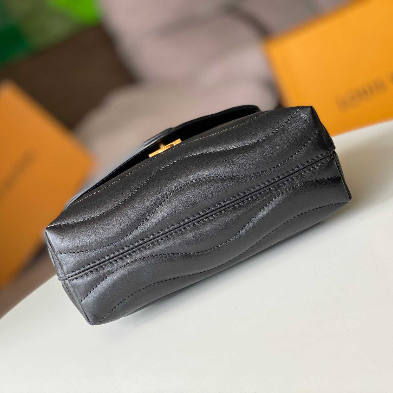 Louis Vuitton Hold Me (23x15x10cm)  M21720 - DopestKickz