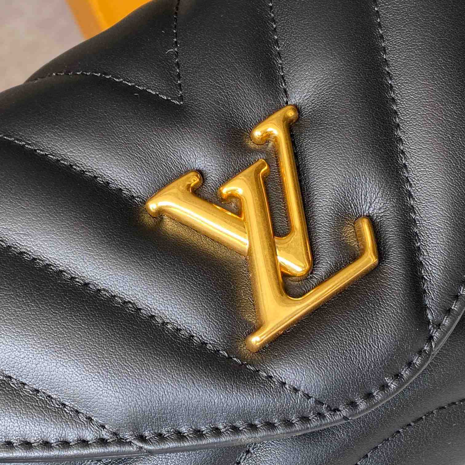 Louis Vuitton Hold Me (23x15x10cm)  M21720 - DopestKickz