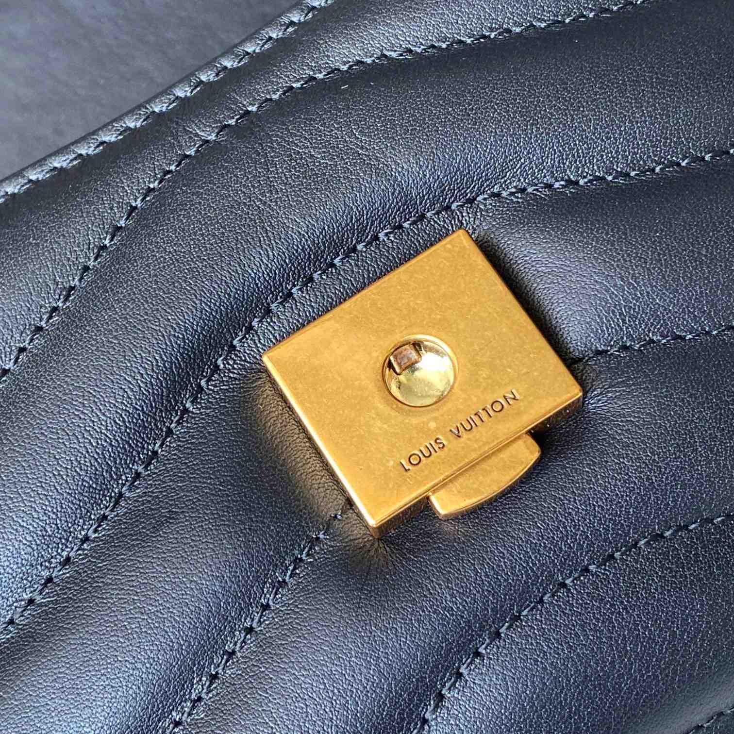 Louis Vuitton Hold Me (23x15x10cm)  M21720 - DopestKickz