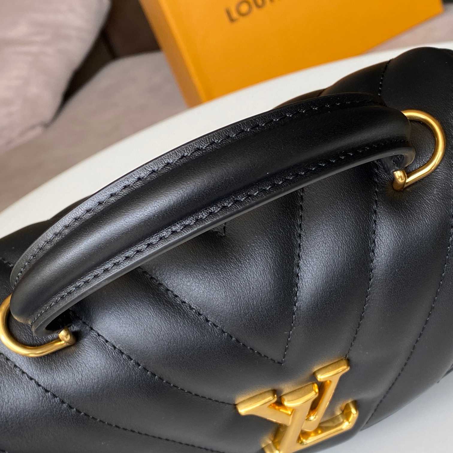 Louis Vuitton Hold Me (23x15x10cm)  M21720 - DopestKickz