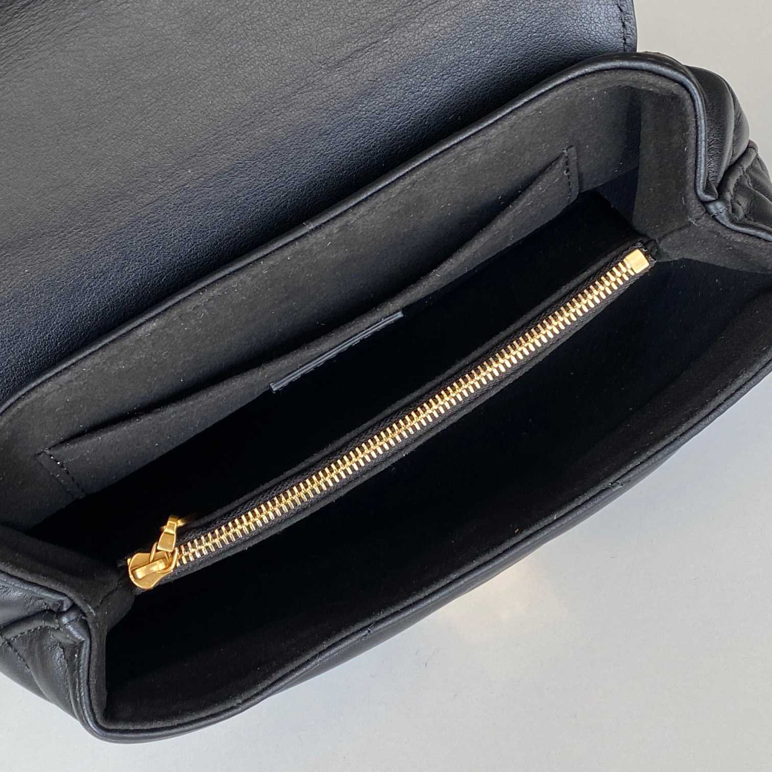 Louis Vuitton Hold Me (23x15x10cm)  M21720 - DopestKickz