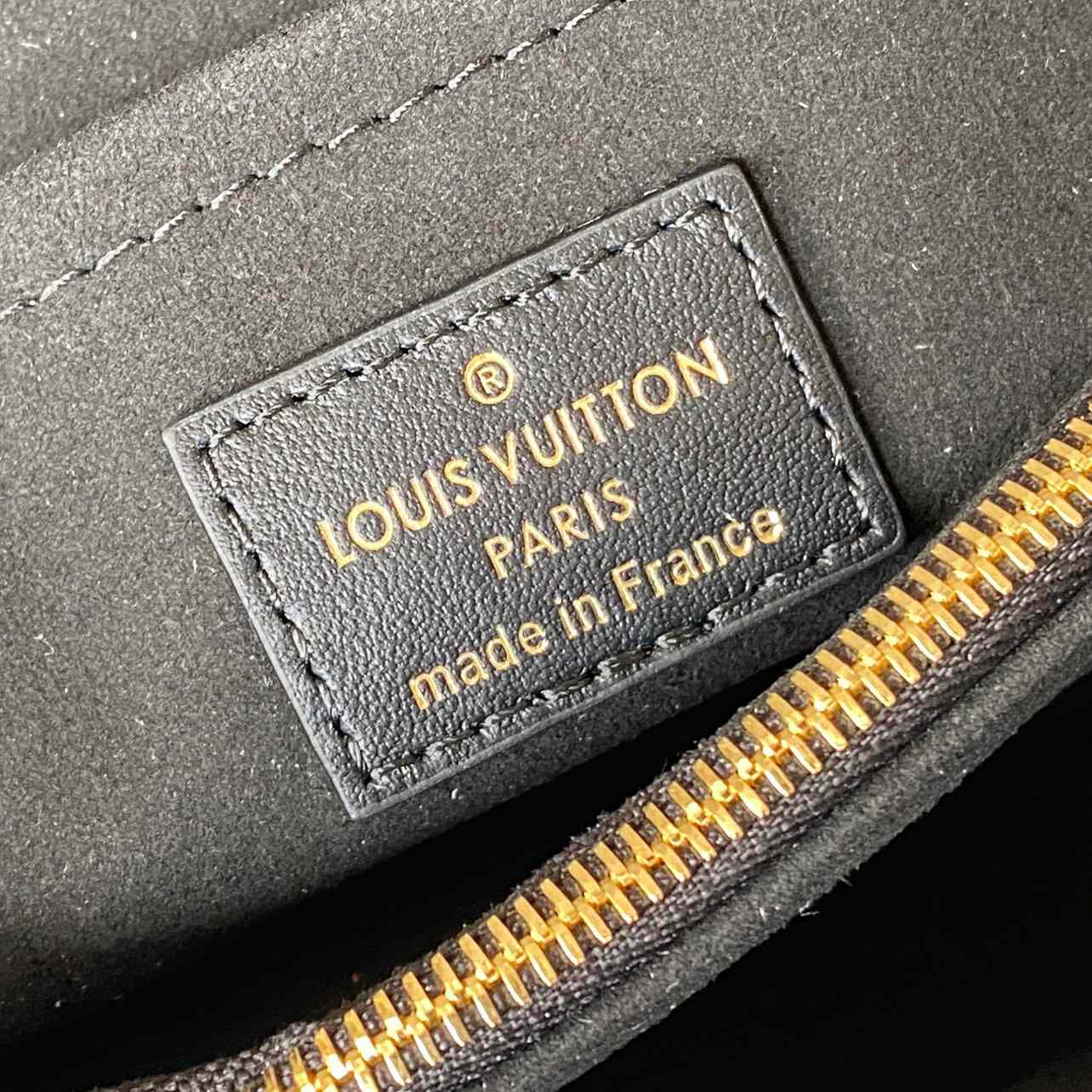 Louis Vuitton Hold Me (23x15x10cm)  M21720 - DopestKickz