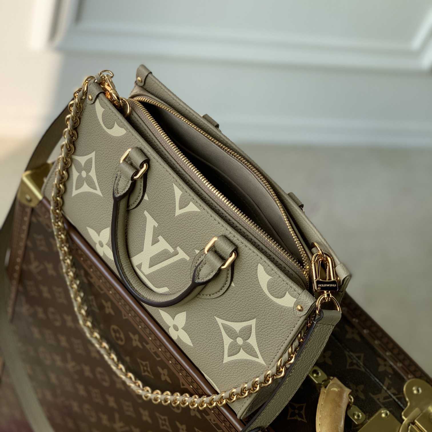 Louis Vuitton OnTheGo East West  (25-13-10 cm) M23641 - DopestKickz