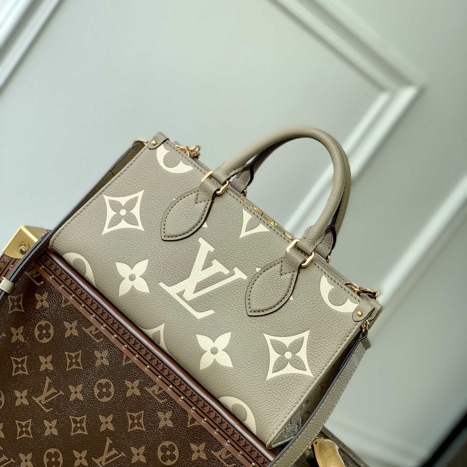 Louis Vuitton OnTheGo East West  (25-13-10 cm) M23641 - DopestKickz