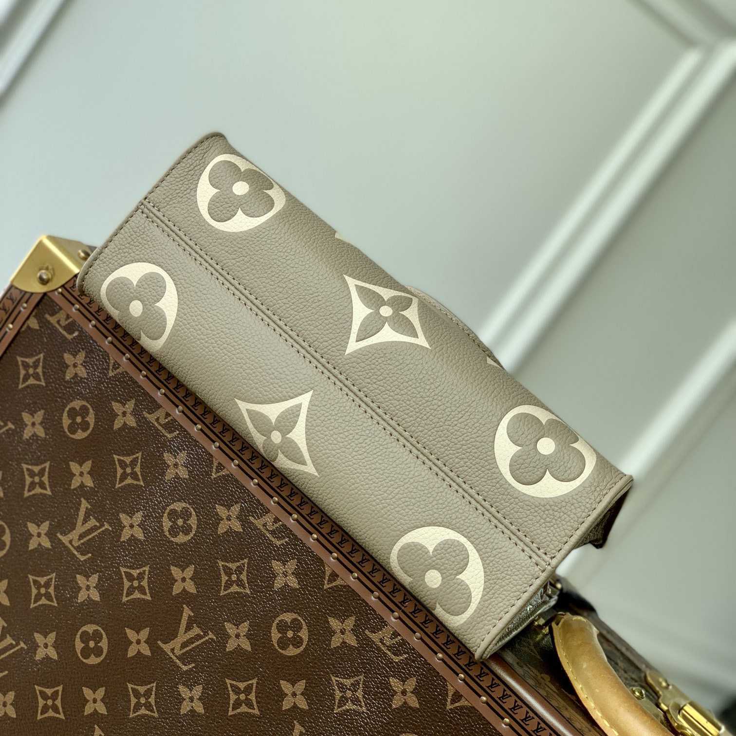 Louis Vuitton OnTheGo East West  (25-13-10 cm) M23641 - DopestKickz
