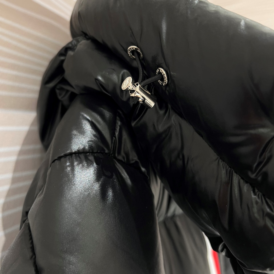 Moncler Montbeliard Short Down Jacket - DopestKickz