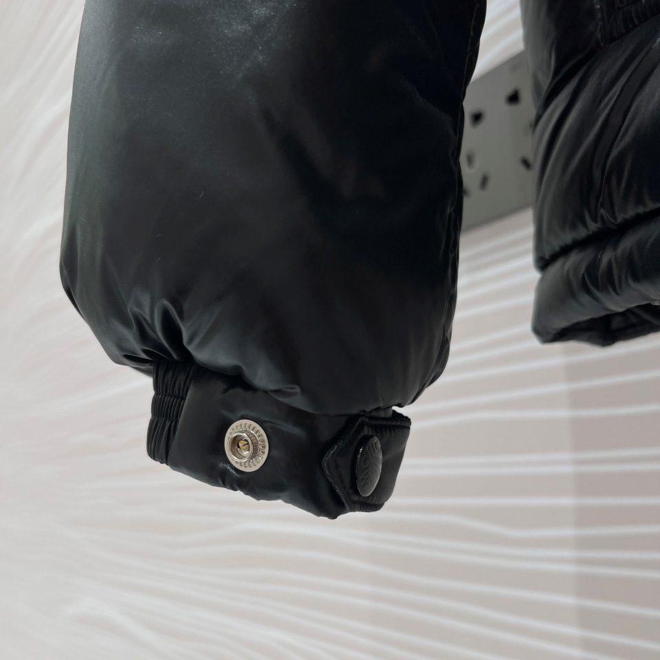 Moncler Montbeliard Short Down Jacket - DopestKickz