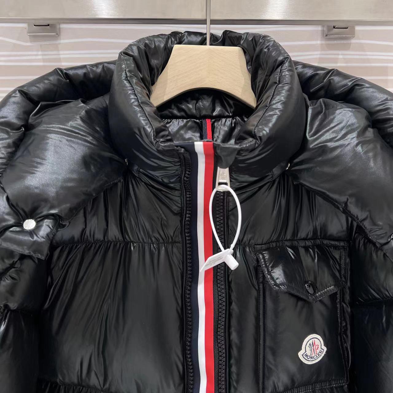 Moncler Montbeliard Short Down Jacket - DopestKickz