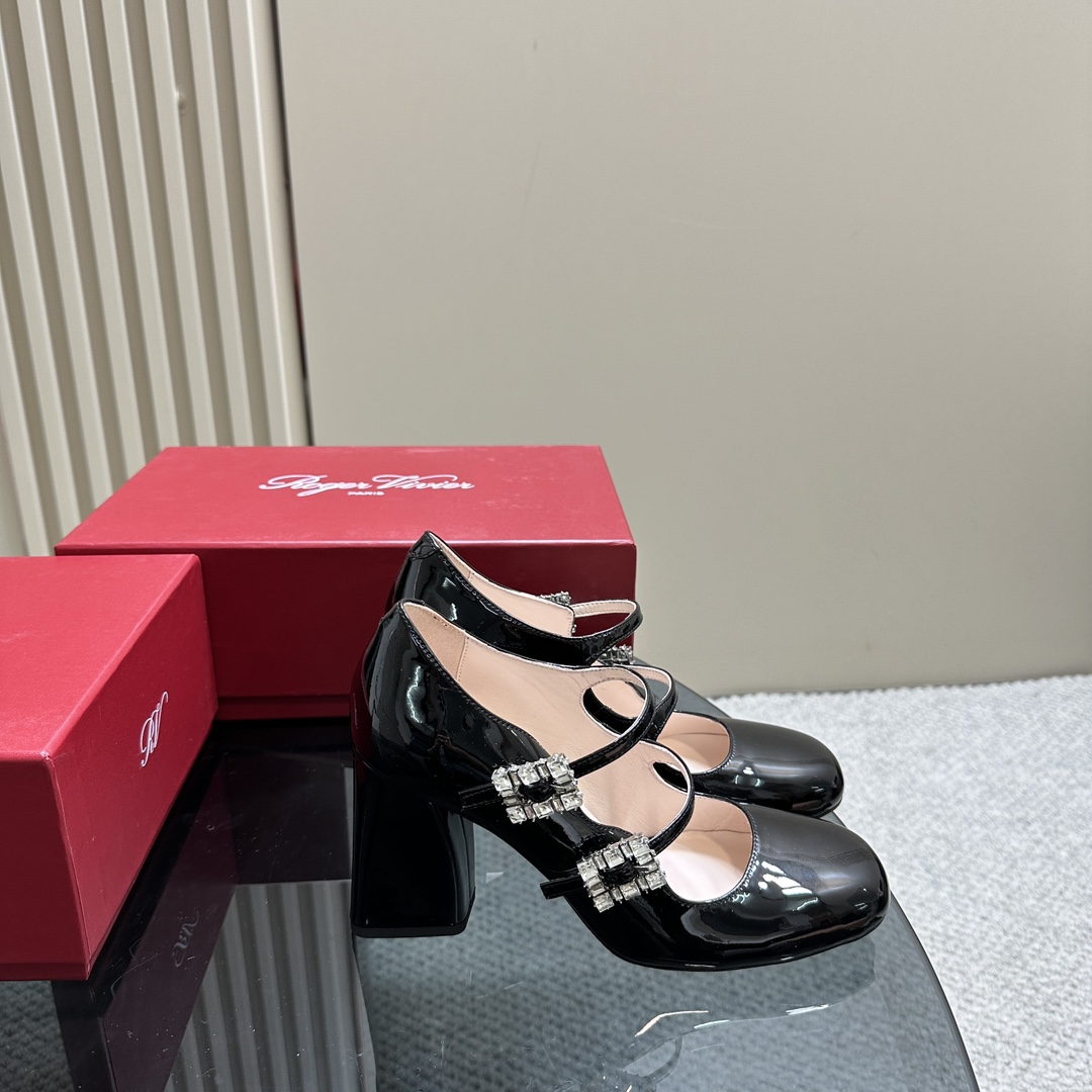 Roger Vivier Trés Vivier Strass Buckle Mini Babies Pumps In Patent Leather - DopestKickz