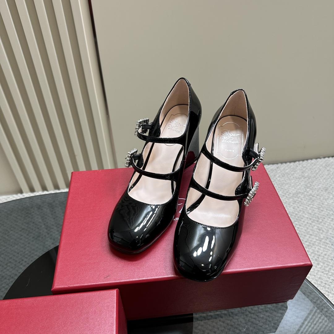 Roger Vivier Trés Vivier Strass Buckle Mini Babies Pumps In Patent Leather - DopestKickz