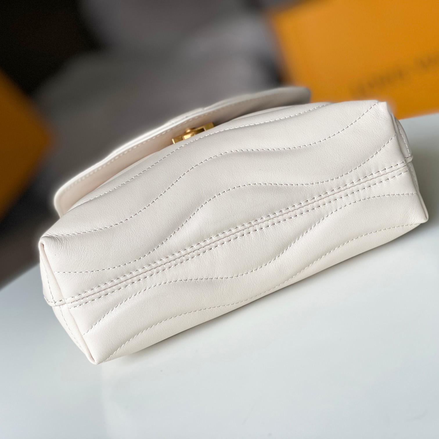 Louis Vuitton Hold Me (23x15x10cm)  M21797 - DopestKickz