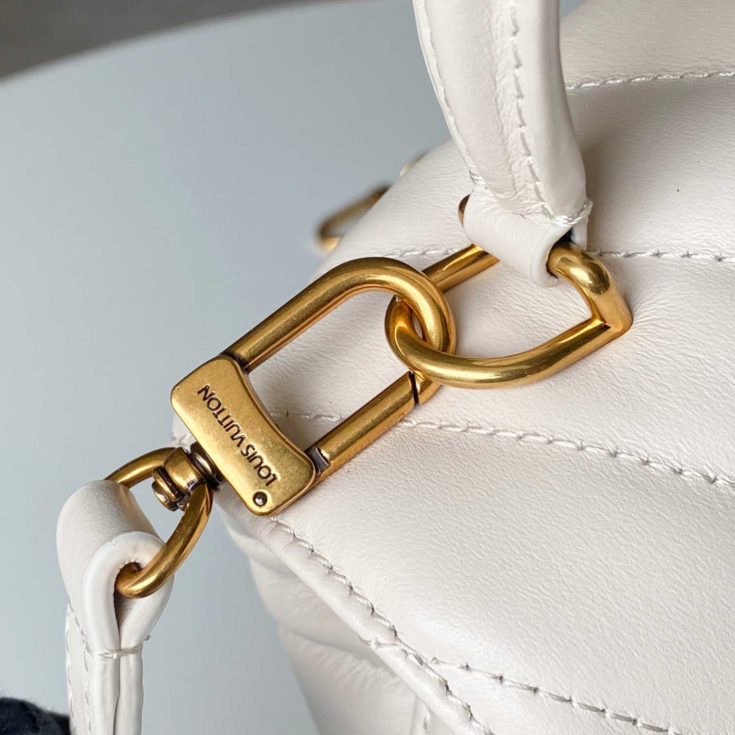 Louis Vuitton Hold Me (23x15x10cm)  M21797 - DopestKickz