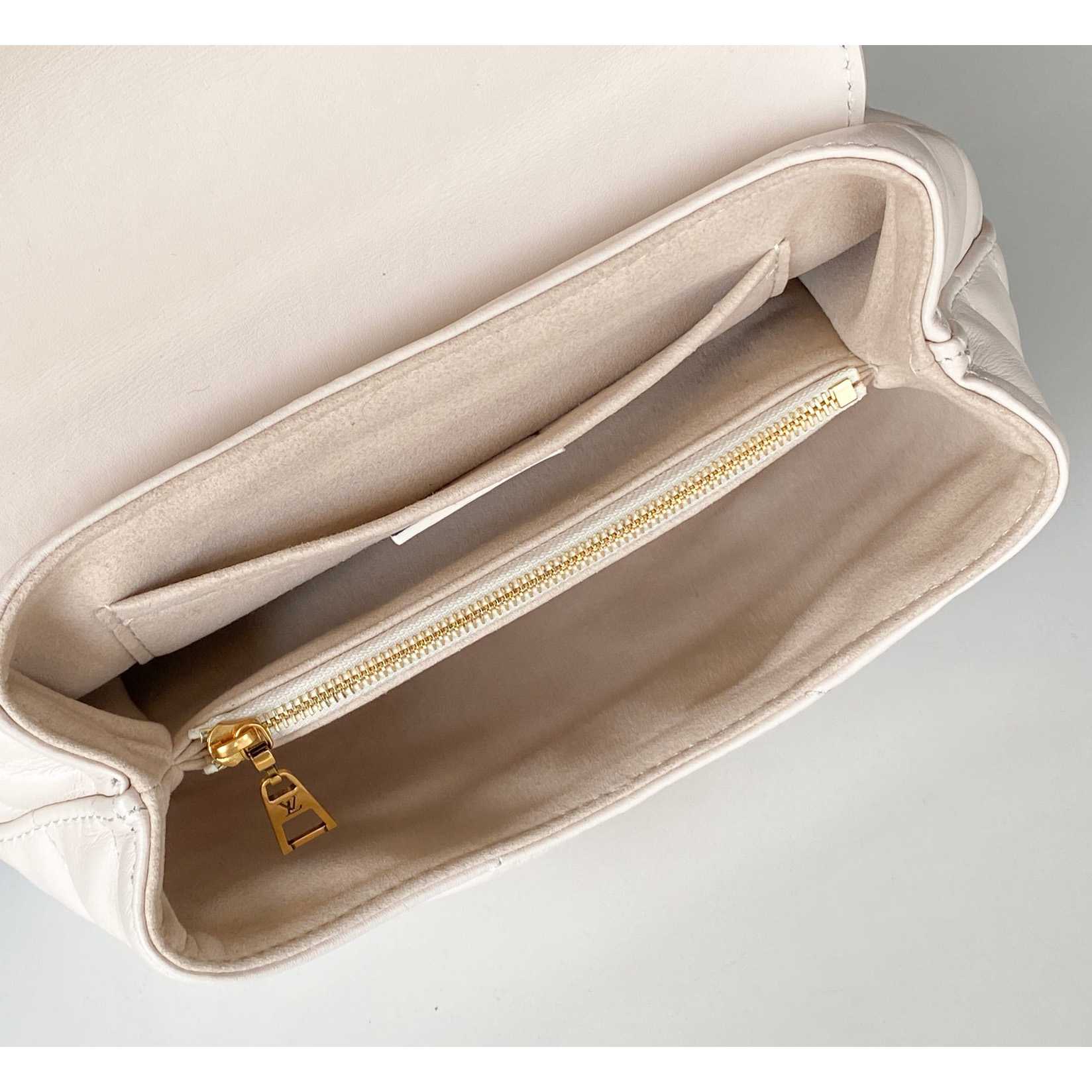 Louis Vuitton Hold Me (23x15x10cm)  M21797 - DopestKickz