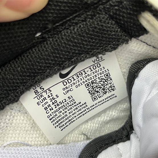 Nike SB Dunk Low Sneaker   DD1391-100 - DopestKickz