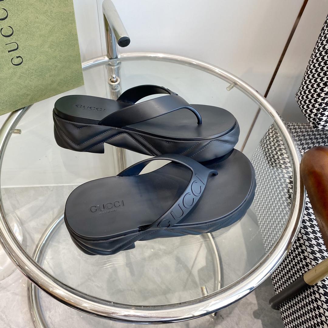 Gucci Rubber Thong Sandals - DopestKickz
