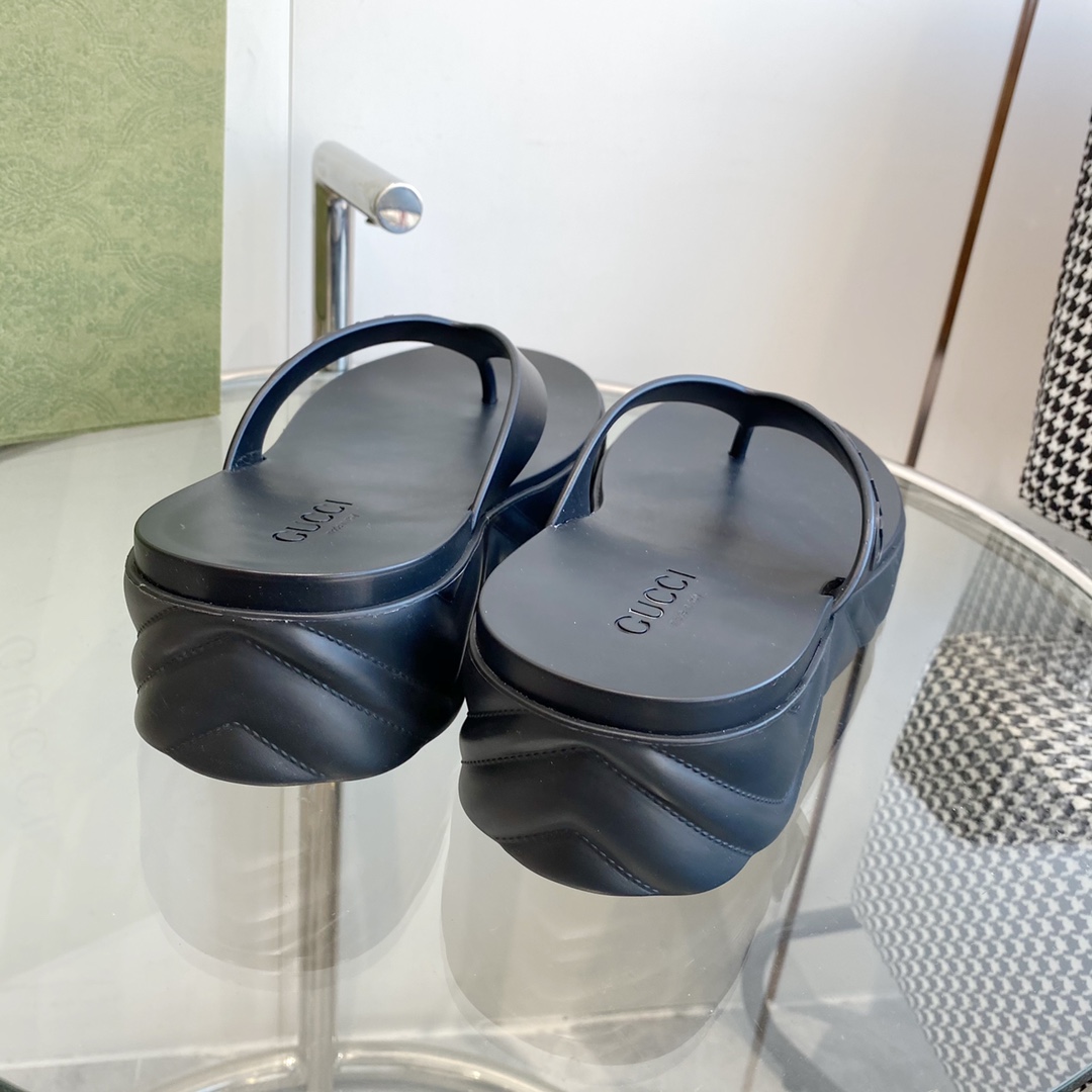 Gucci Rubber Thong Sandals - DopestKickz