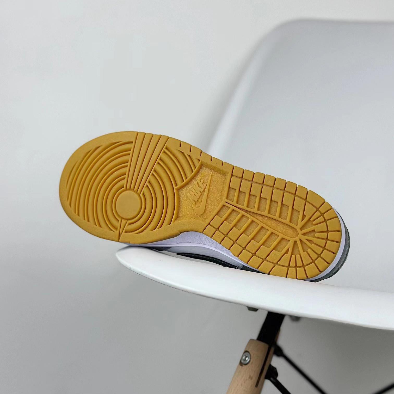 Nike SB Dunk Low”Smoke Grey/Gum“ Sneakers    FV0389-100 - DopestKickz