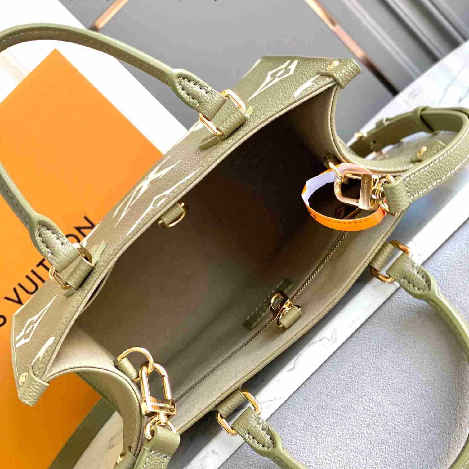 Louis Vuitton OnTheGo PM (25-19-11.5cm)  M46647 - DopestKickz