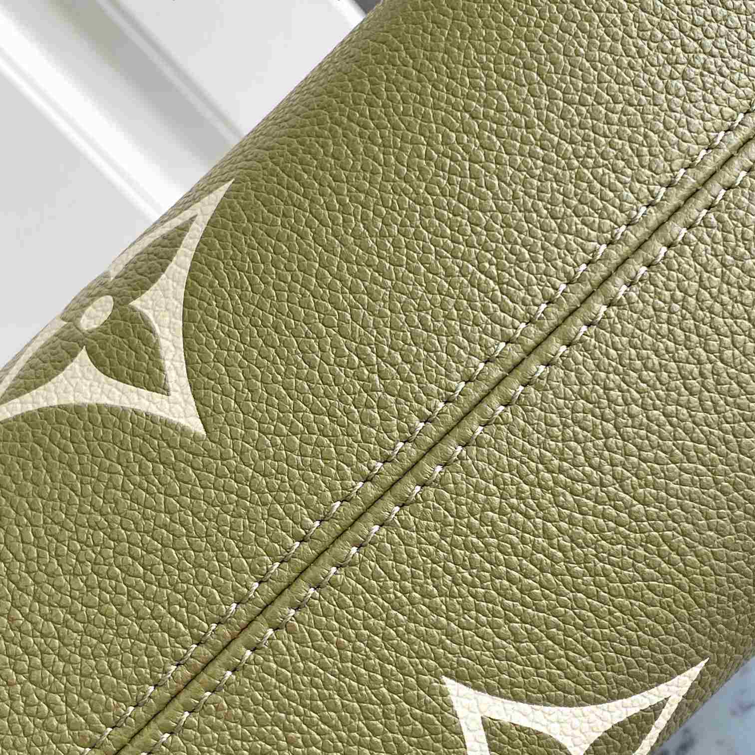 Louis Vuitton OnTheGo PM (25-19-11.5cm)  M46647 - DopestKickz