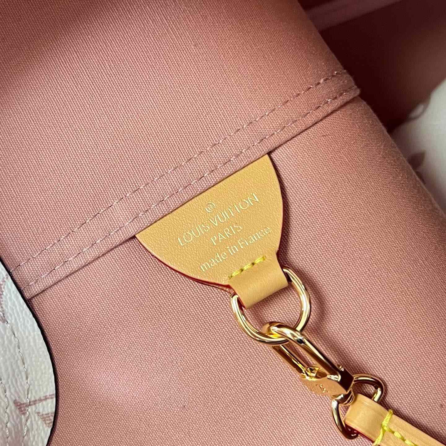 Louis Vuitton Atlantis GM     M24409 - DopestKickz