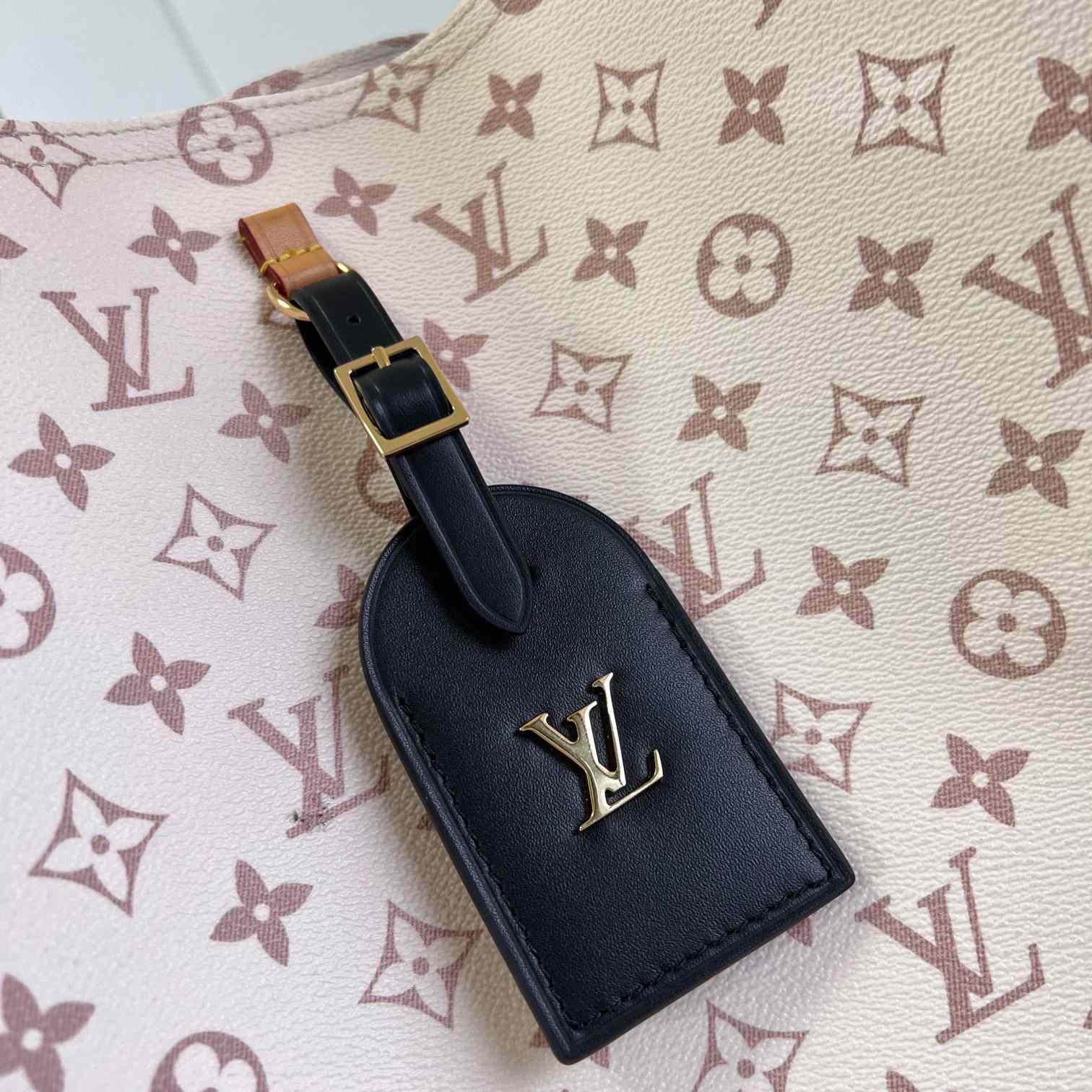 Louis Vuitton Atlantis GM     M24409 - DopestKickz