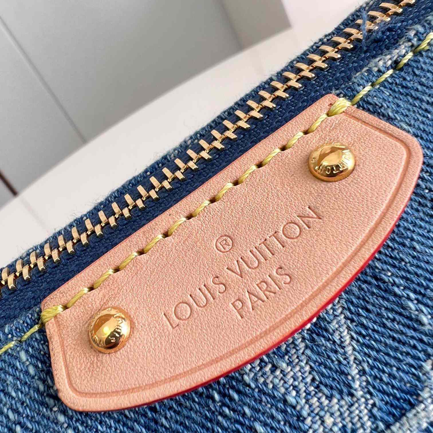 Louis Vuitton Hills Pochette    M82949 - DopestKickz