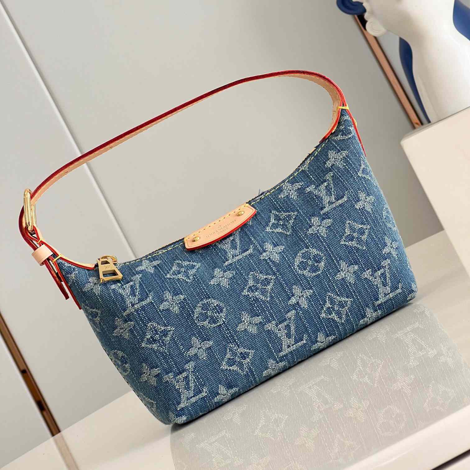 Louis Vuitton Hills Pochette    M82949 - DopestKickz