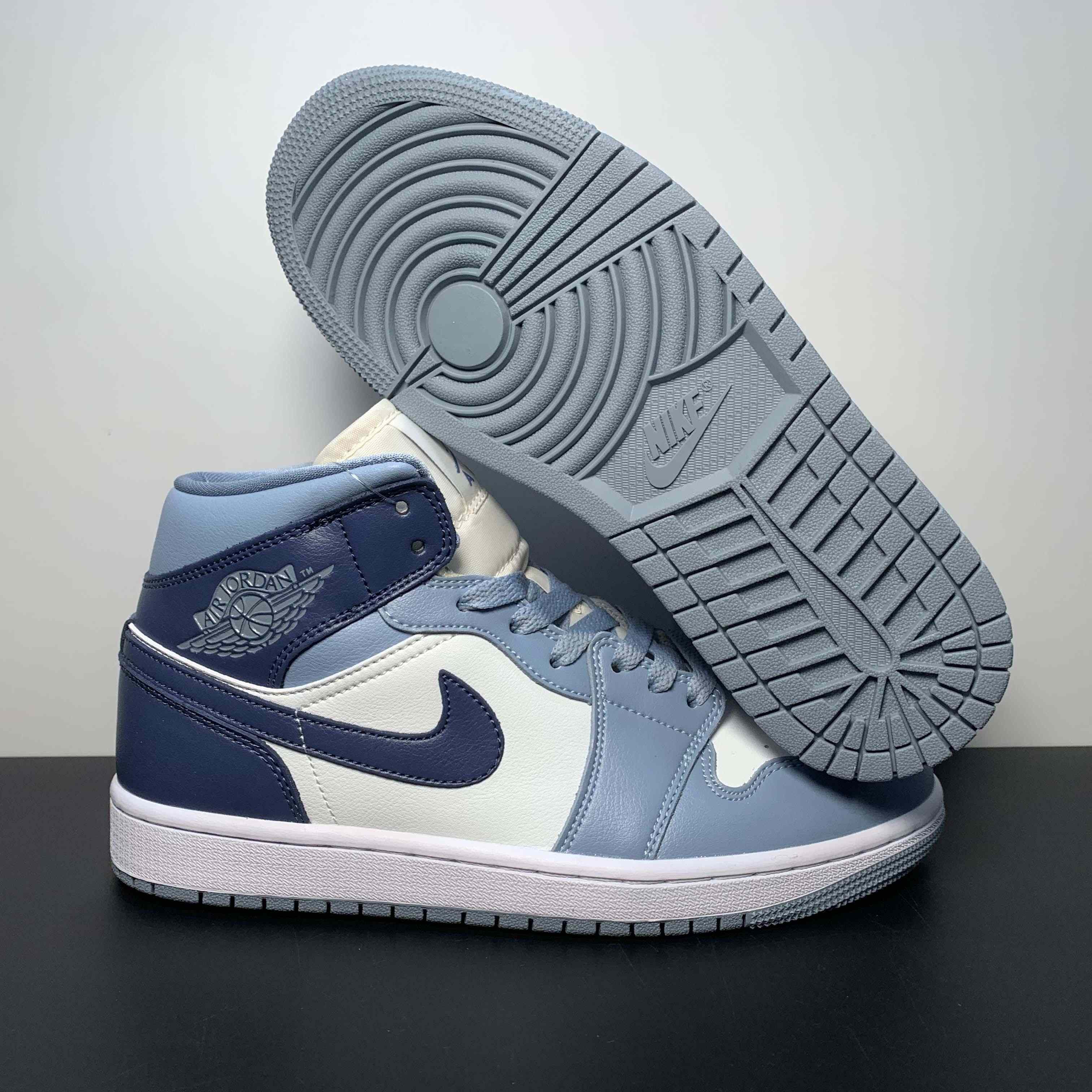 Air Jordan 1 Mid  Sneaker      BQ6472-140 - DopestKickz