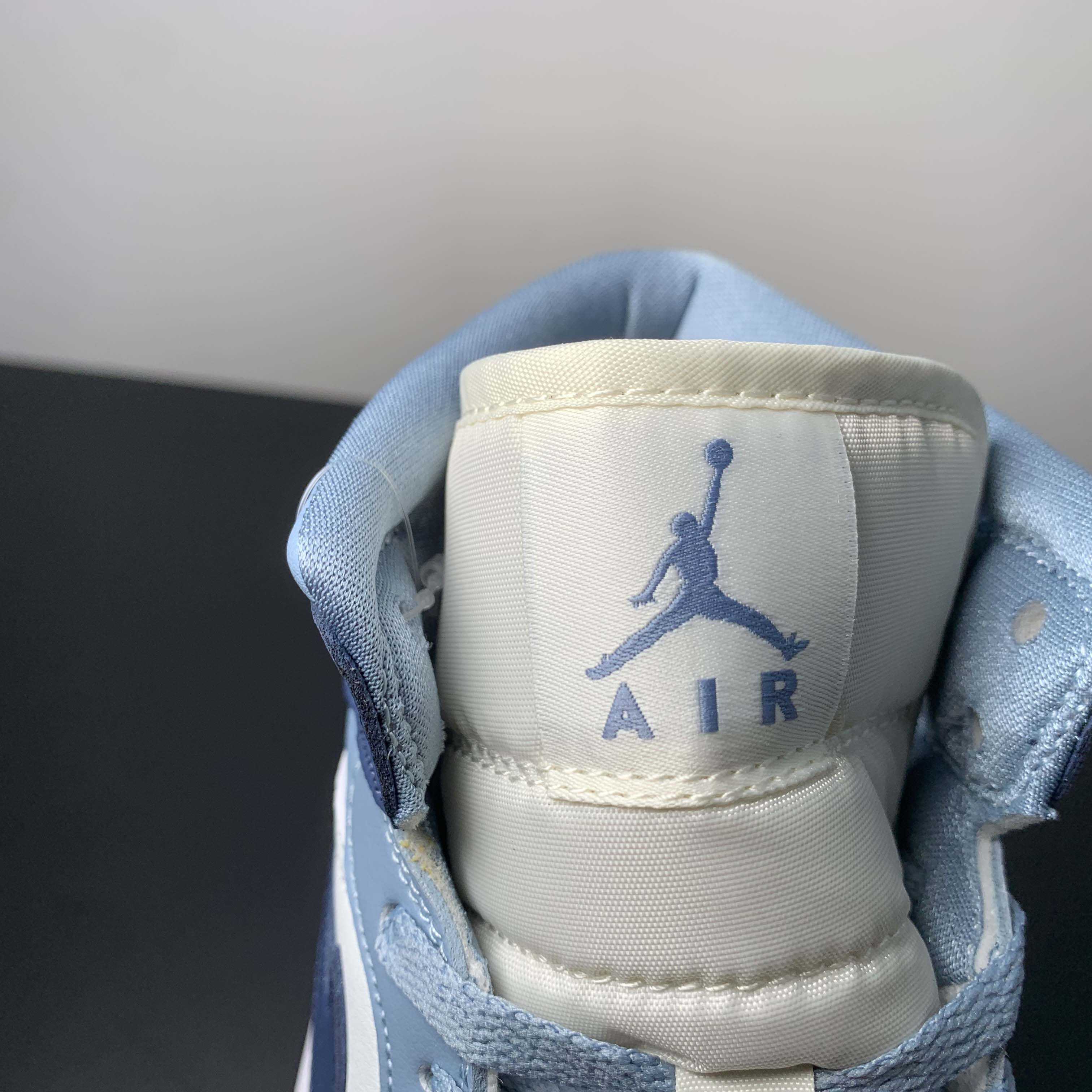 Air Jordan 1 Mid  Sneaker      BQ6472-140 - DopestKickz