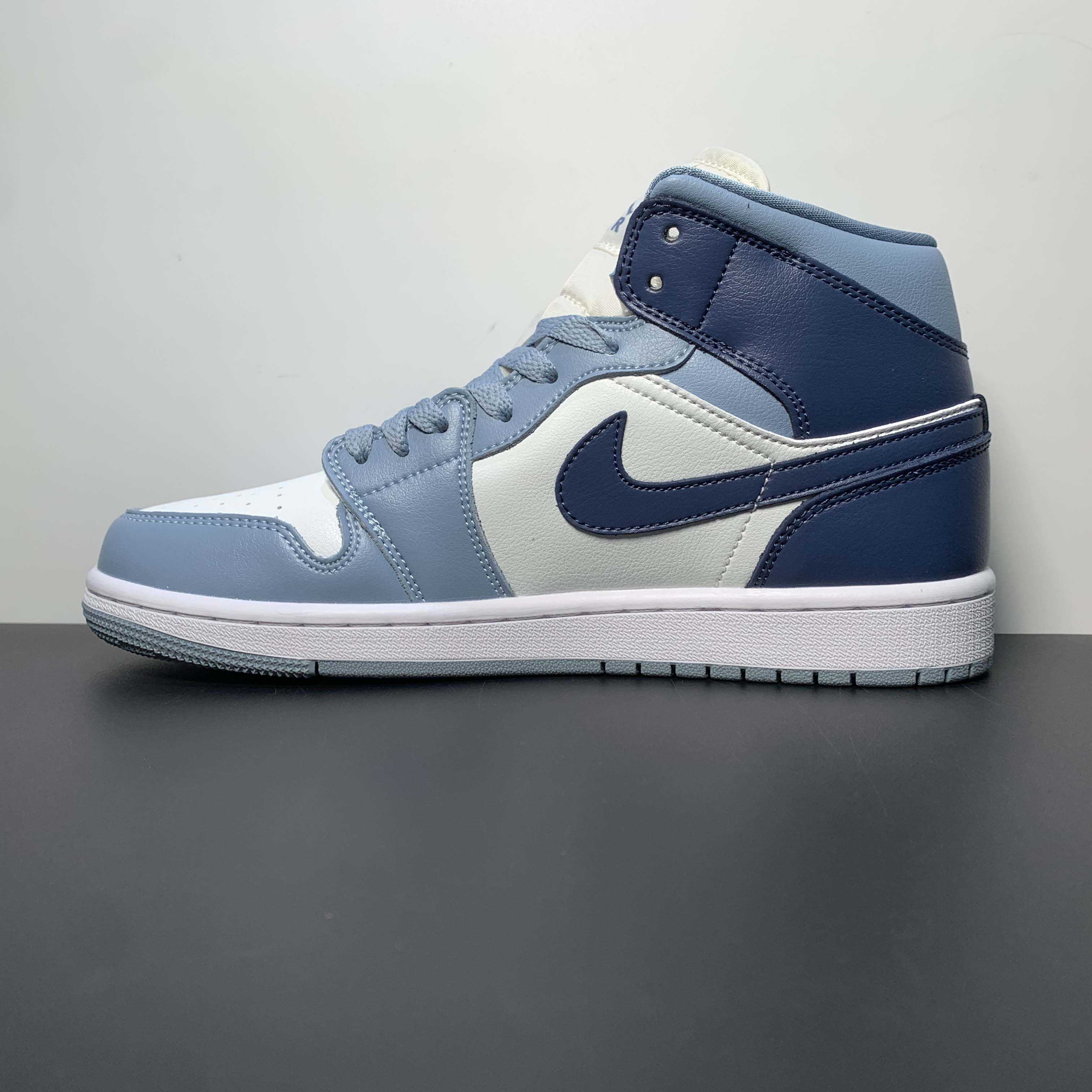 Air Jordan 1 Mid  Sneaker      BQ6472-140 - DopestKickz