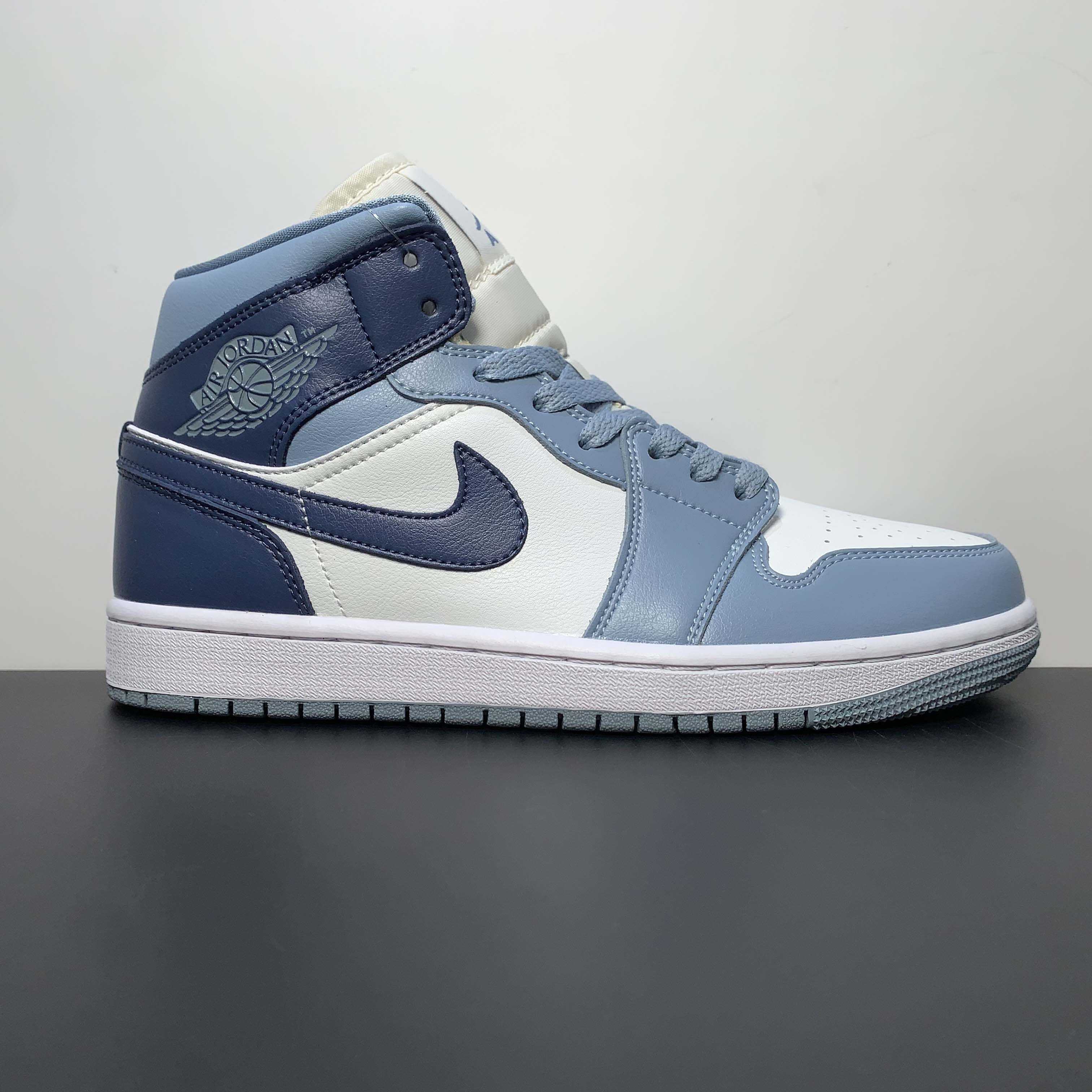 Air Jordan 1 Mid  Sneaker      BQ6472-140 - DopestKickz
