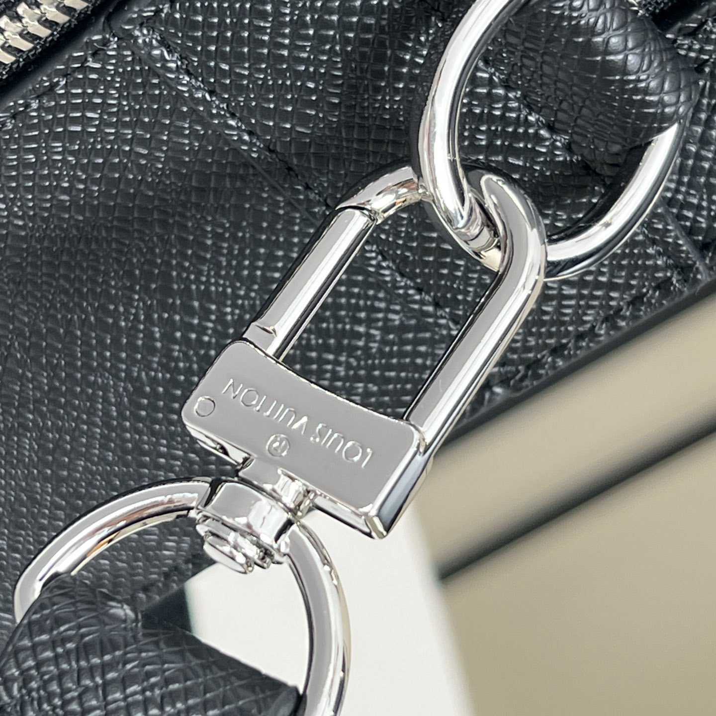 Louis Vuitton Porte Documents Voyage    M30967 - DopestKickz