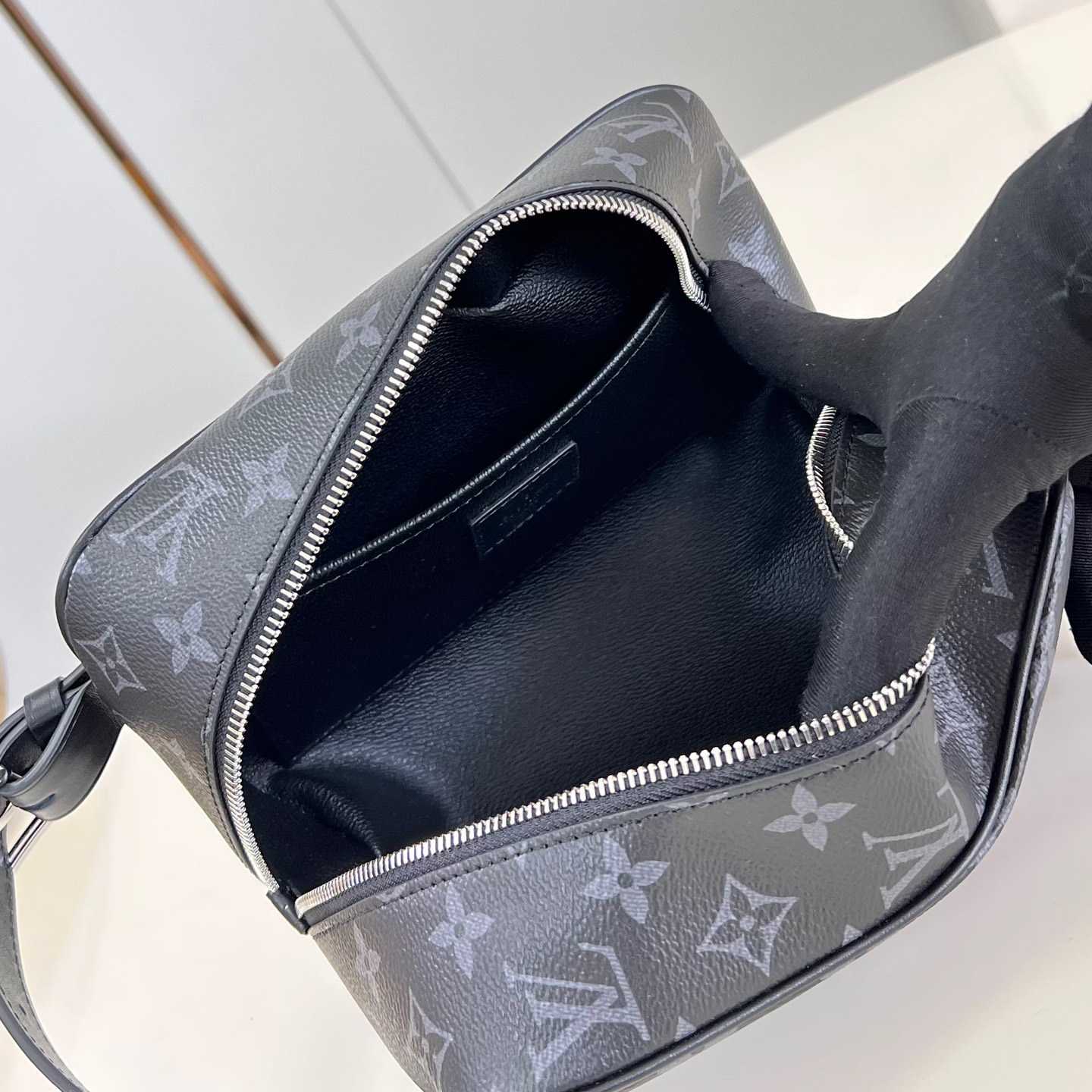 Louis Vuitton Locker Dopp Kit   M83113 - DopestKickz