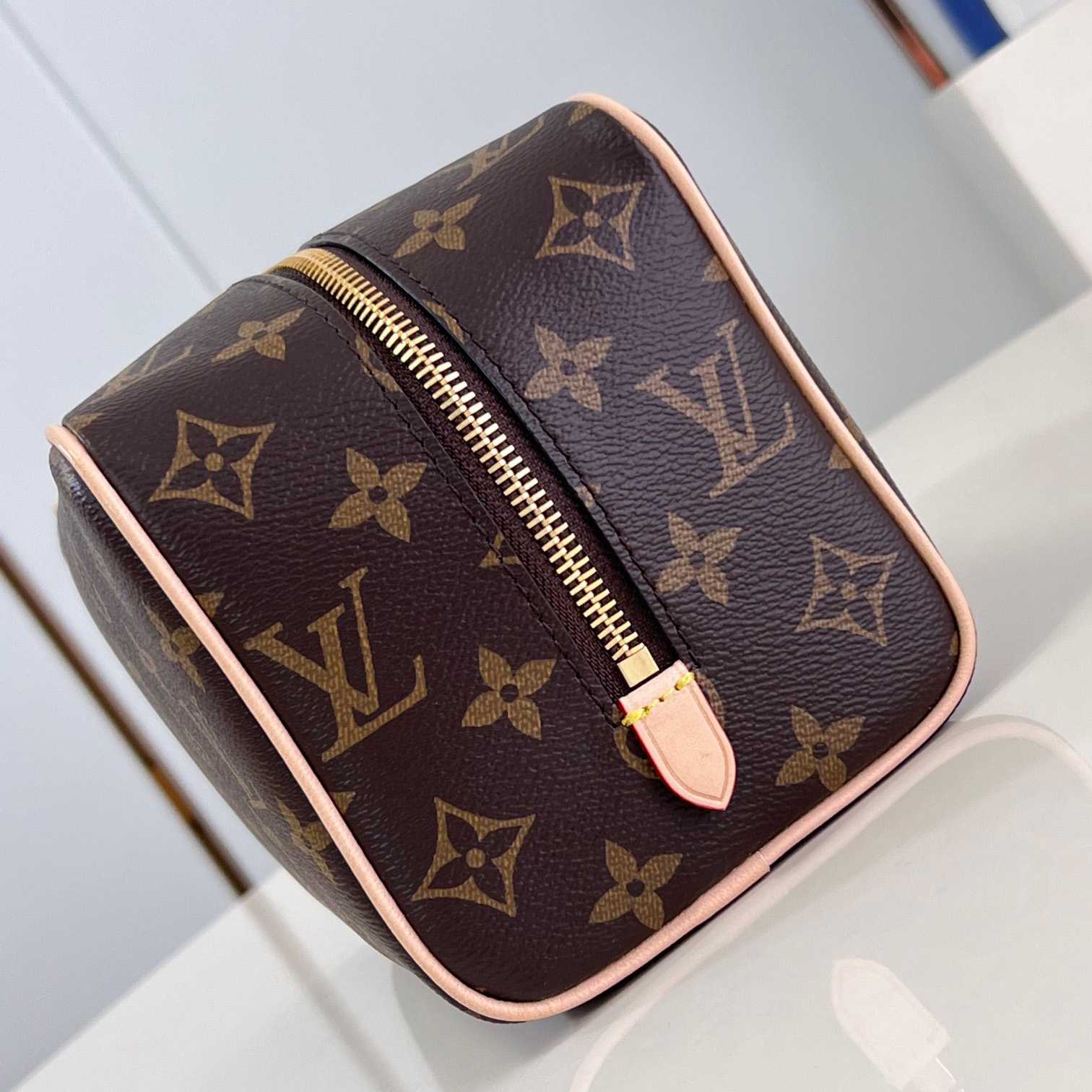 Louis Vuitton Locker Dopp Kit   M83112 - DopestKickz