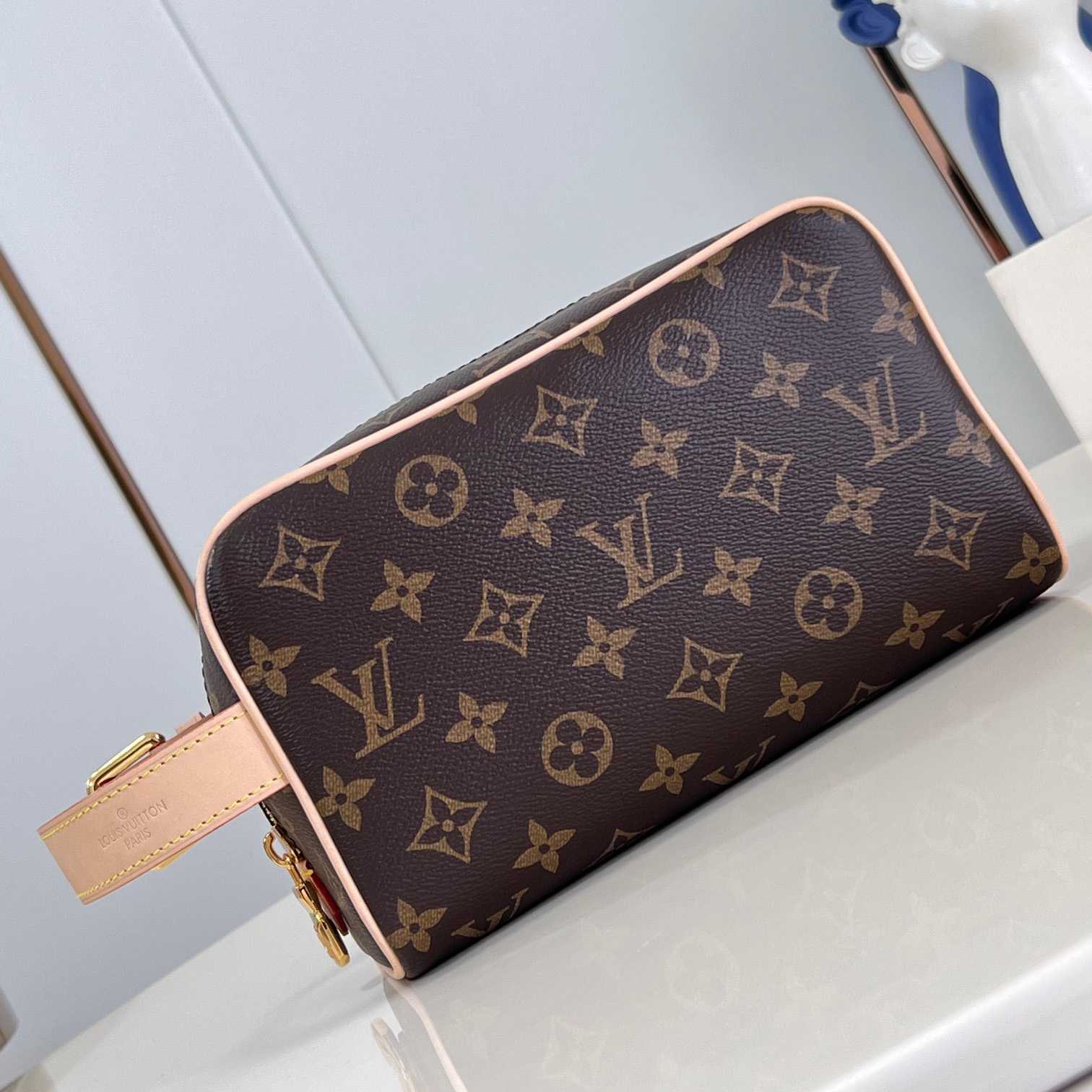 Louis Vuitton Locker Dopp Kit   M83112 - DopestKickz