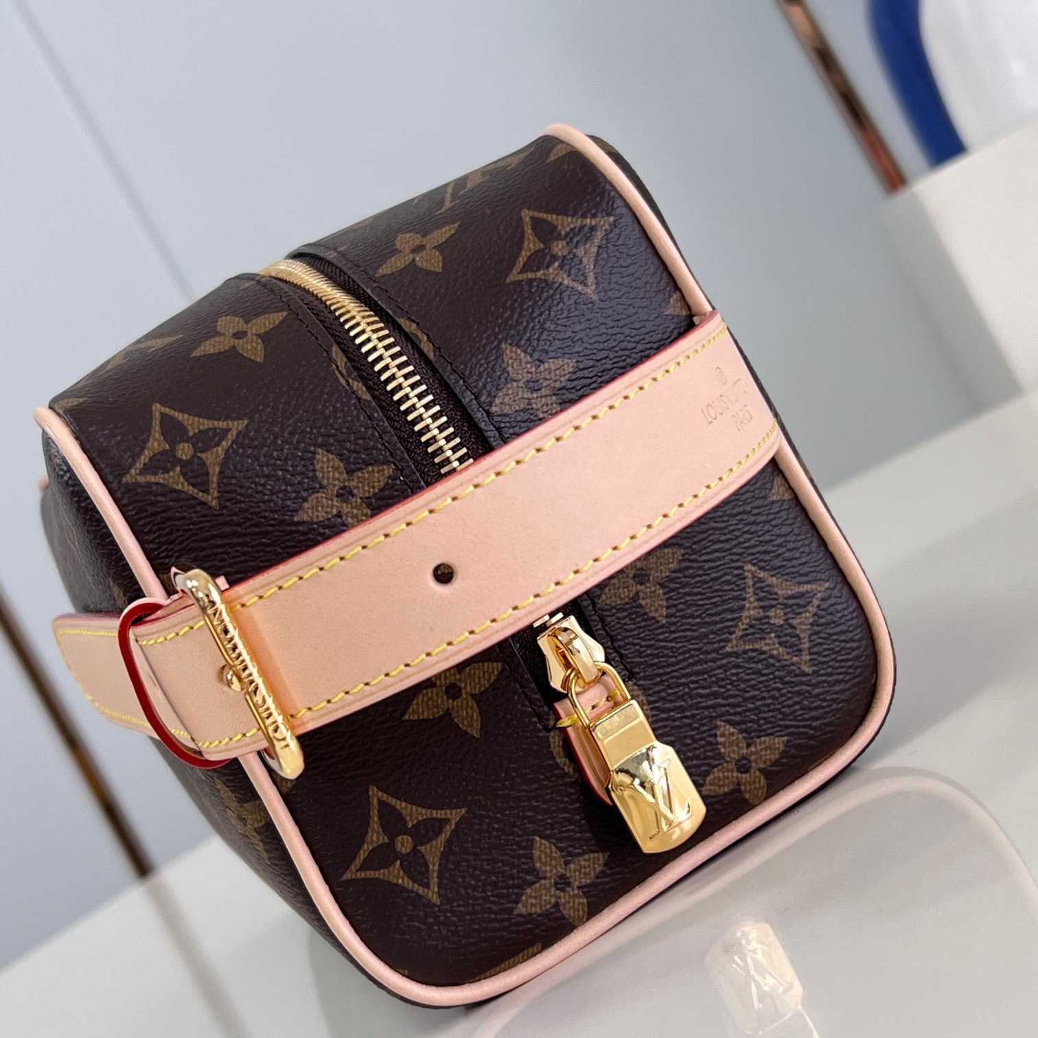 Louis Vuitton Locker Dopp Kit   M83112 - DopestKickz