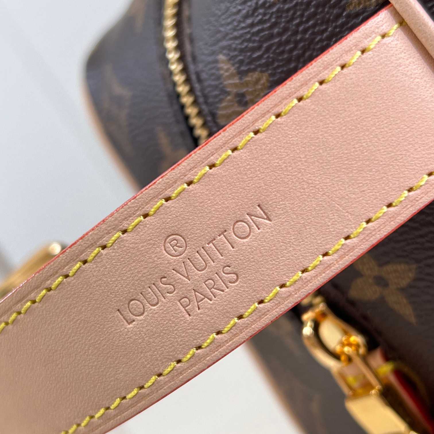 Louis Vuitton Locker Dopp Kit   M83112 - DopestKickz