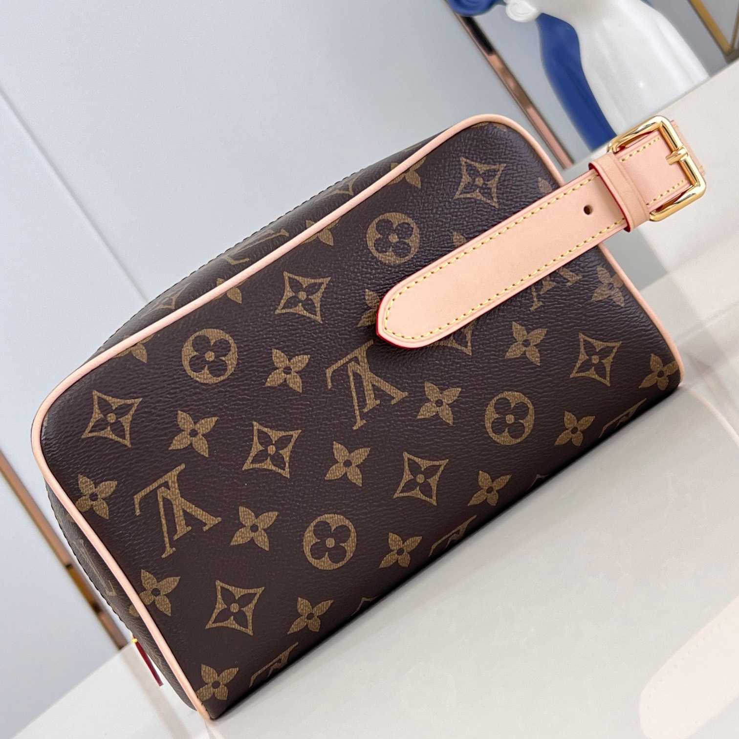 Louis Vuitton Locker Dopp Kit   M83112 - DopestKickz