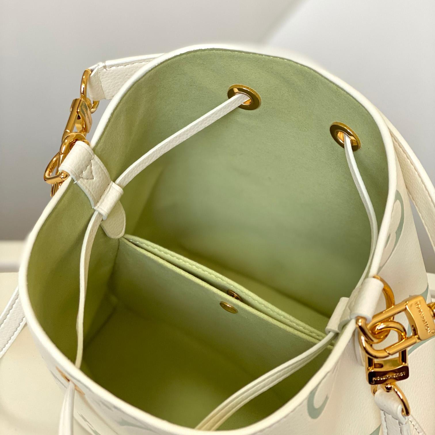 Louis Vuitton Néonoé BB   M24048 - DopestKickz