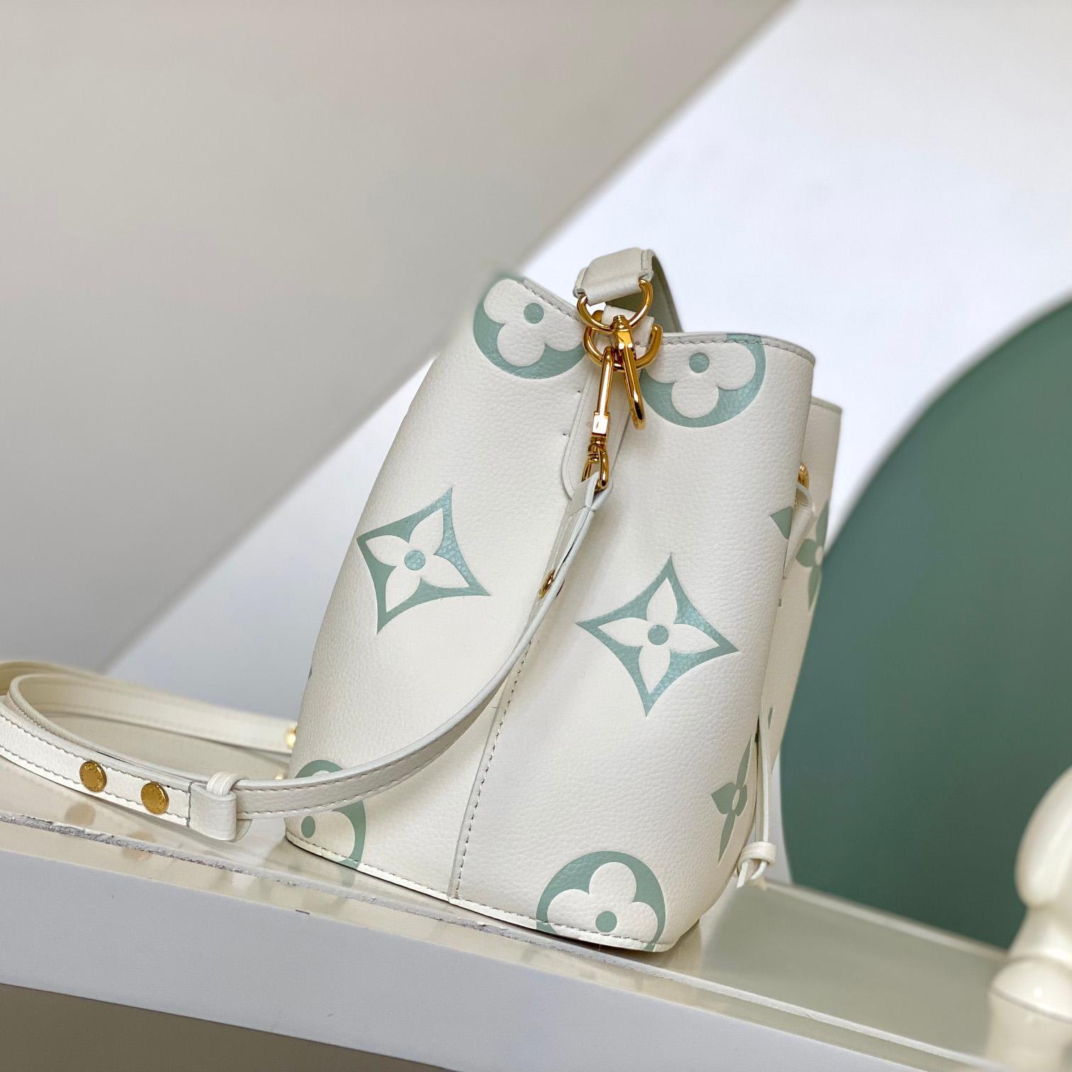 Louis Vuitton Néonoé BB   M24048 - DopestKickz