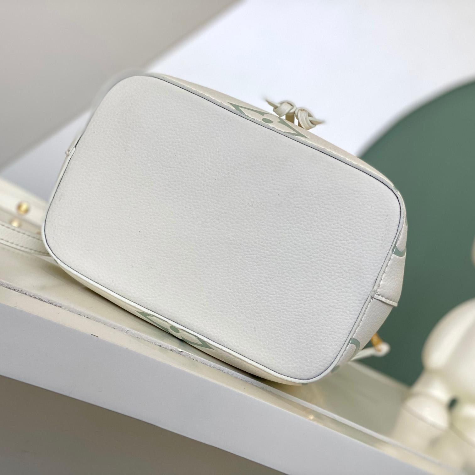 Louis Vuitton Néonoé BB   M24048 - DopestKickz