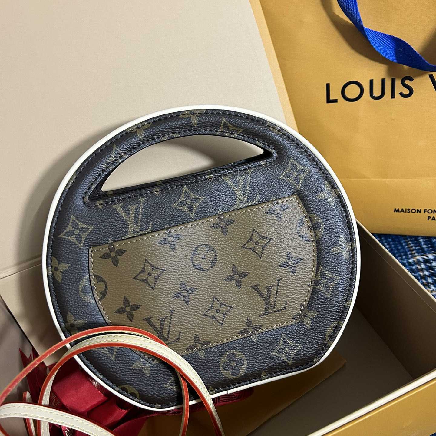 Louis Vuitton Around Me PM    M47117 - DopestKickz