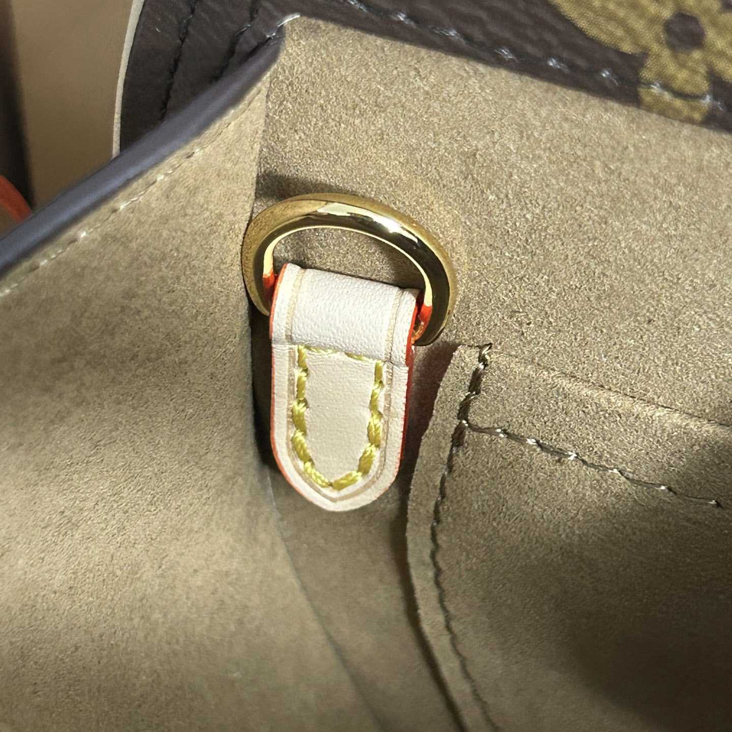 Louis Vuitton Around Me PM    M47117 - DopestKickz