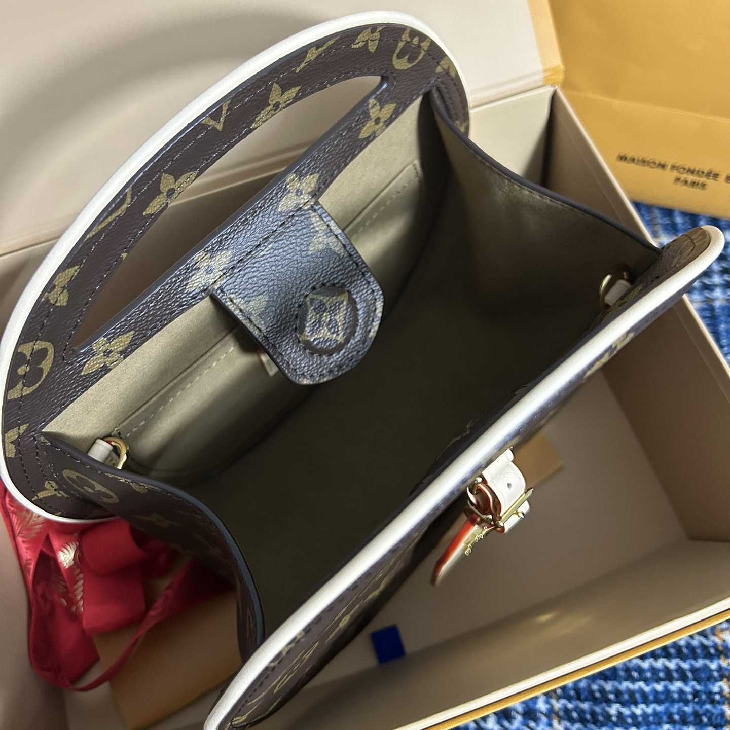 Louis Vuitton Around Me PM    M47117 - DopestKickz