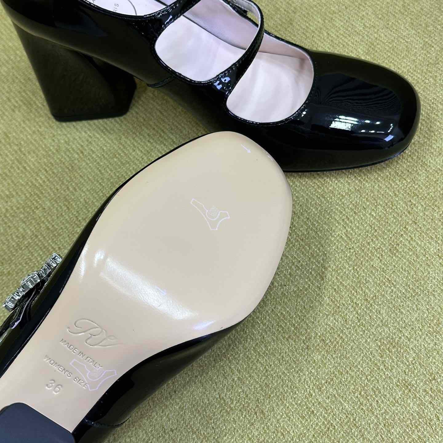 Roger Vivier Trés Vivier Strass Buckle Mini Babies Pumps in Patent Leather - DopestKickz